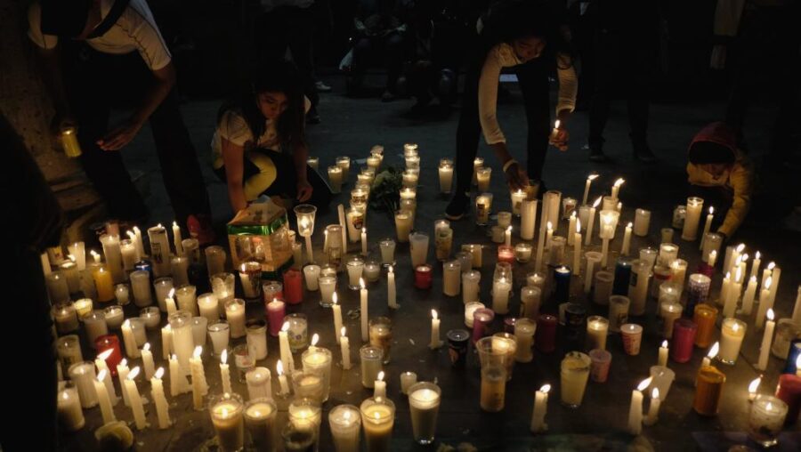 thap-nen-cau-nguyen-ĐTC đau buồn vụ sát hại linh mục ở Mexico