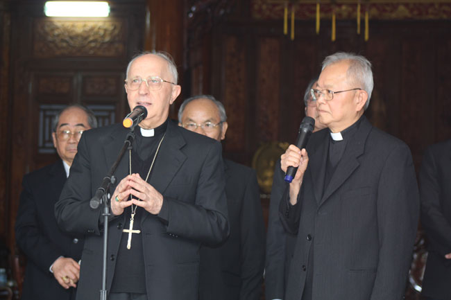 Tổng Giáo Phận Huế chào đón Đức Hồng Y Fernando Filoni, Tổng Trưởng Bộ Loan Báo Tin Mừng Cho Các Dân Tộc1