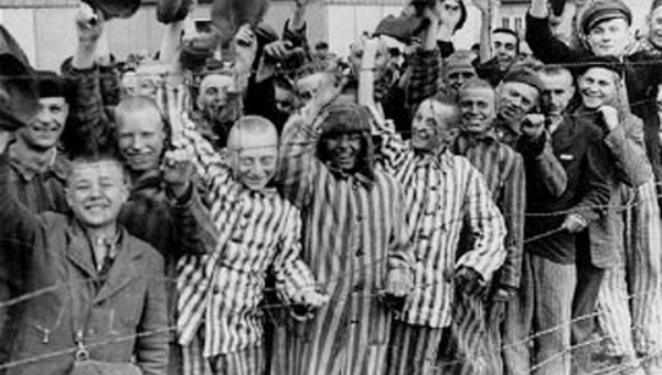Dachau, nghĩa trang khổng lồ của các linh mục Công Giáo trên thế giới-prisoners_liberation_dachau