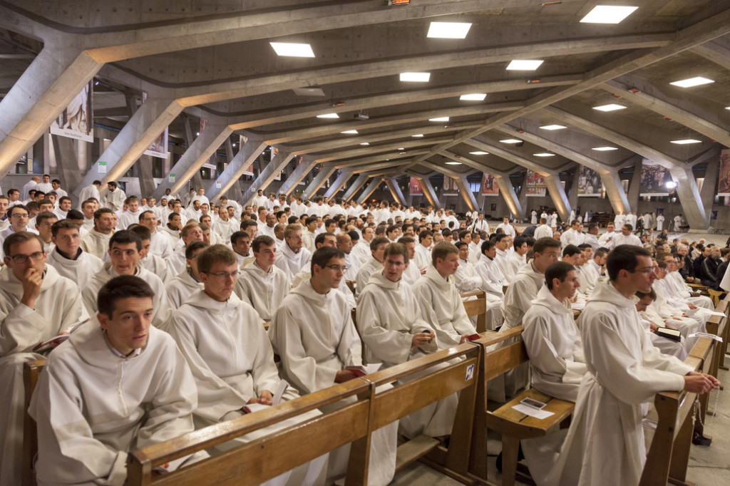 Giám mục và chủng sinh Paris đến Vatican