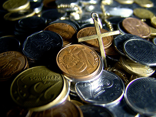 money-Nguy cơ của tiền bạc đối với nhiều Giáo sĩ, Tu sĩ ngày nay