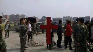 China-Các nhà hoạt động tôn giáo phản đối Trung quốc kéo đổ các Thánh Giá2