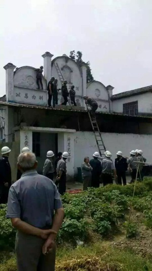 China-Các nhà hoạt động tôn giáo phản đối Trung quốc kéo đổ các Thánh Giá6