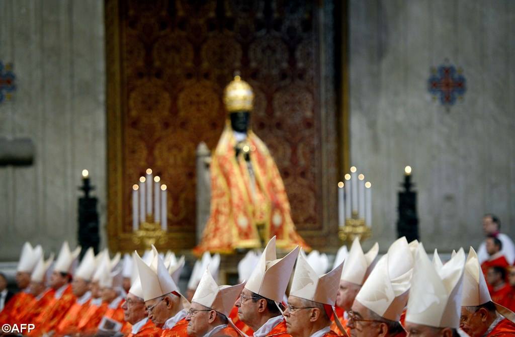 PopeFrancis-29Jan2015-10-Đức Thánh Cha làm phép Pallium cho 46 Tổng Giám Mục chính tòa