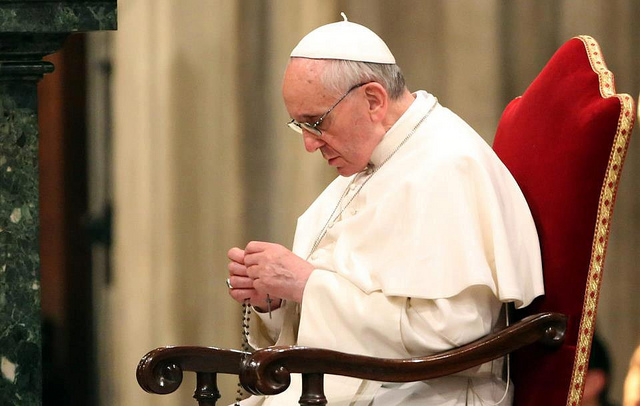 pope-francis-praying-the-rosary-Lần hạt- Lời cầu nguyện -của quả tim tôi