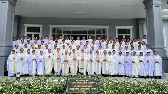 thuong-huan-linh-muc-tre-giao-tinh-sai-gon