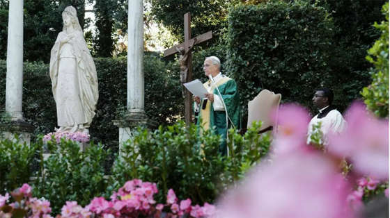 duc-thanh-cha-leo-xiv-cu-hanh-thanh-le-dau-tien-cau-cho-viec-bao-ve-cong-trinh-tao-dung-tai-lang-laudato-si-castel-gandolfo